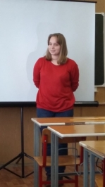 Дарья Шитикова на уроке русского языка и литературы читает стихотворения С.А. Есенина