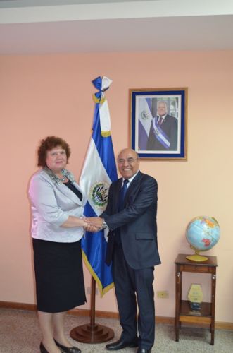 На встрече с министром образования  в Сальвадоре Карлосом Канхура