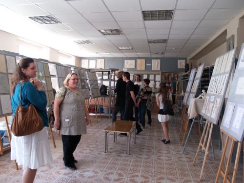 Экспозиция декоративной пластики и графики в кабинете скульптуры