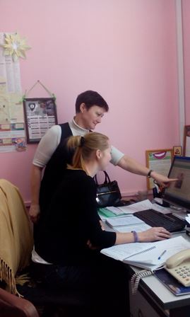 Студентка Крючкова А. Т-4 на практике с консультантом в Администрации Шатурского района