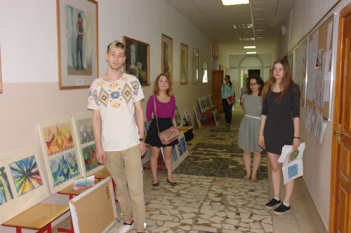 Студенты 1 курса направления ДПИНИ, подготовка к просмотру по дисциплине Пропедевтика