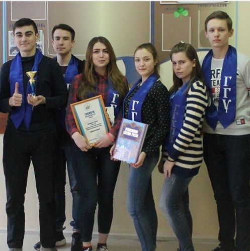 студент технологического отделения 2ПТН группы Пестов Павел (второй слева)