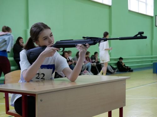 Бегинина Полина сдает норматив по стрельбе