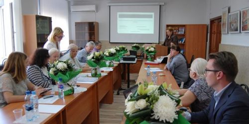 Секретарь раздает материалы