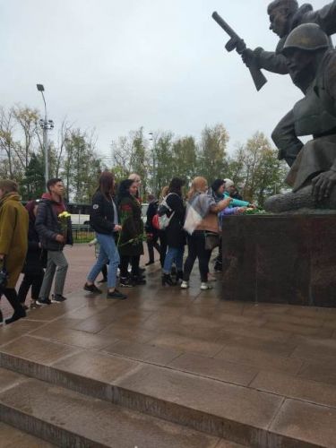 Студенты колледжа ГГУ возлагают цветы к памятнику Сибирякам.