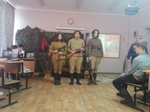 Бекмансурова Валерия, Лаврова Анастасия, Воротников Никита во время выступления
