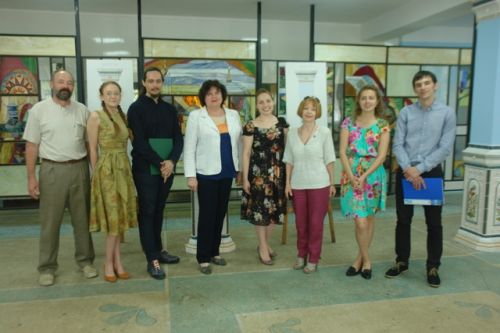 Студенты 6 курса ДПИ и преподаватели факультета ДПИД С.В. Олейников, Г.П. Московская, Т.Д. Федоровская