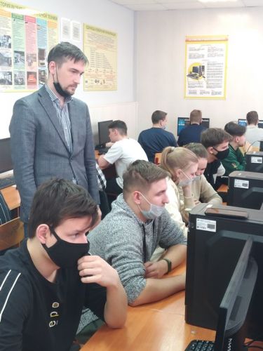 Преподаватель Тунев Никита Андреевич со студентами 3  курса группы ИСП-О-18