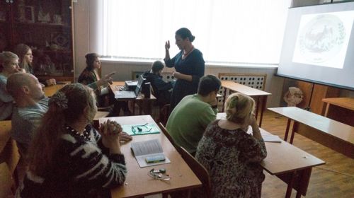 1на секции конференции по истории искусств выступает Коршунова с докладом