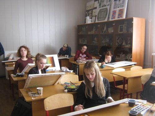 Студенты 1 курса направления подготовки Декоративно-прикладное искусство и народные промыслы, прикладной бакалавриат на учебных занятиях по дисциплине Проектирование