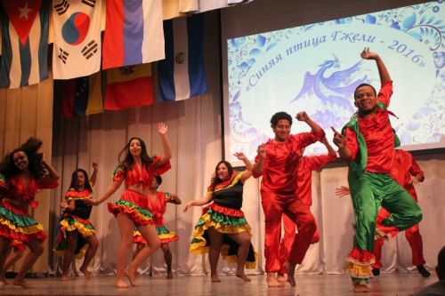 Гости из Латинской Америки исполнили национальный колумбийский танец