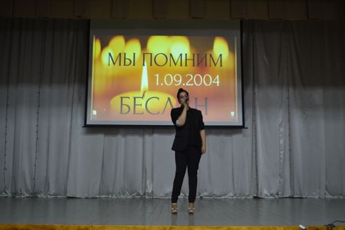 Студентка отделения сервиса и туризма Анастасия Анисимова исполнила песню о мире