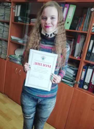 Киселе Настасья с наградойСтудент года-2020 в номинации Творческая личность года