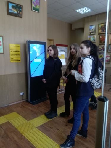 1 Информационный стенд при входе в библиотеку