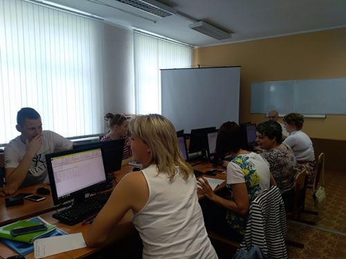 1В первый день занятий все студенты рады, что встретились вновь