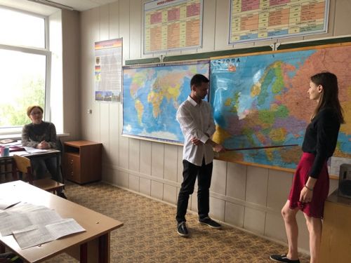 Студенты отвечают на вопросы преподавателя