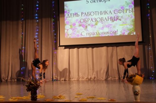 Студентки отделения сервиса и туризма Алена Быкова и Кристина Зданевич порадовали всех своим номером по художественной гимнастике