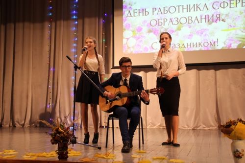 Первокурсники Мария Горовенко, Вероника Гусева и Дмитрий Бондарцев исполнили песню Ветер перемен
