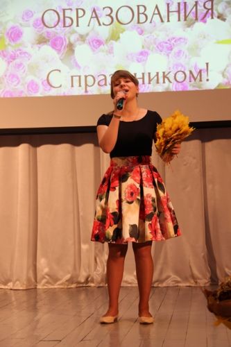 Студентка первого курса Екатерина Грузницкая поздравила всех педагогов и исполнила песню Желтая.