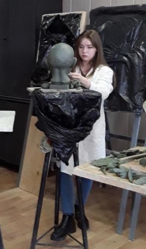 Студентка группы С-О-17 Коробкова Эльвира на занятиях по Композиции и мастерству скульптурной обработки материалов