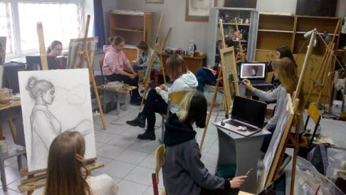 Студенты группы Ж-О-17 на занятиях по Композиции и анализу произведений изобразительного искуства