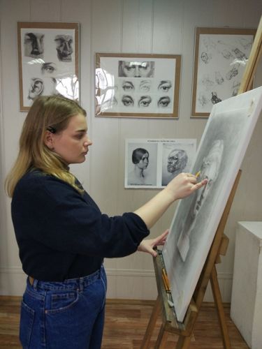 Студентка группы Берникова Алина С-О-18 на занятиях по рисунку