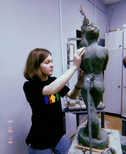 Студентка группы С-О-16 Хамитова Алина на занятиях по скульптуре