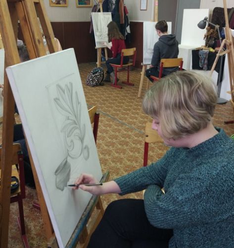 Студентка группы Д-О-19 Живодерова Алина на занятиях по рисунку.