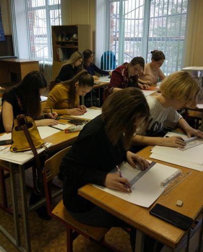 Студенты группы Д-О-17 на занятиях по основам конструирования