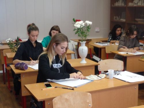 студенты группы ДПИ-БО-16 на занятиях по дисциплине Пропедевтика