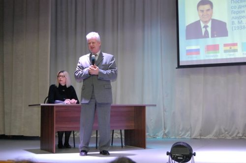 С приветственным словом выступает ректор ГГУ Б. В. Илькевич, доктор педагогических наук, профессор, Почетный работник высшего профессионального образования Российской Федерации.