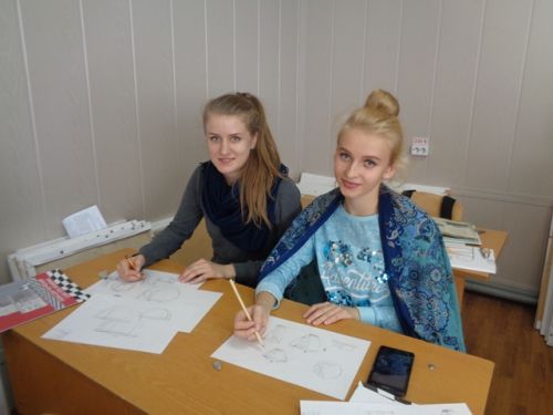 Виктория Зарубо и Юлия Фроленко на учебных занятиях по дисциплине Проектирование