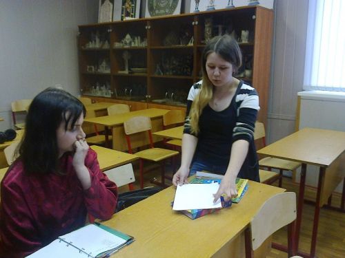 Ксения Ушакова объясняет ученикам, как выполнять задание