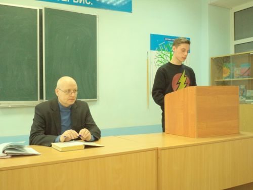 Виктор Лебедев отчитывается о проделанной работе на семинаре