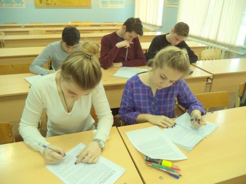 Студенты групп  ПОФК-БО-15, ПОИЯ-15 выполняют фронтальную работу