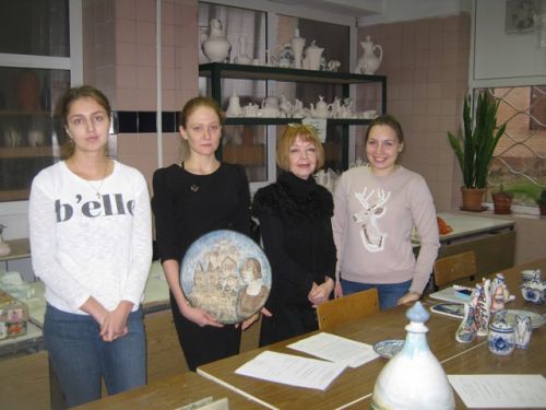 Доцент кафедры ДПИ Т.Д. Федоровская, руководитель ВКР консультирует студенток 6 курса специальности ДПИ