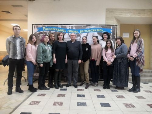 Врио ректора ГГУ Н.Н. Уварова, преподаватель Н.С. Амамбаева и студенты группы НХТ-О-17.
