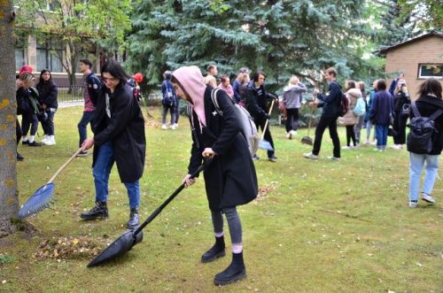 студенты во время уборки территории