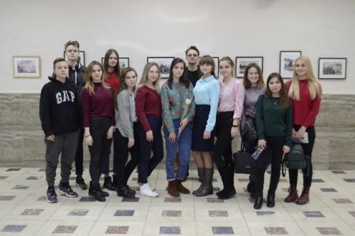студенты отделения культуры и искусства с преподавателем А.А. Амелиным