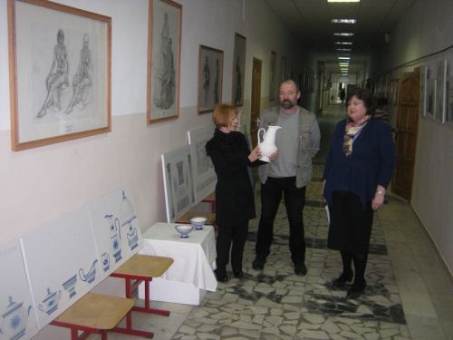 Преподаватели факультета ДПИД Г.П. Московская, Т.Д. Федоровская, С.В. Олейников обсуждают итоги просмотра