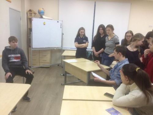Преподаватель колледжа Соколов А. В. проводит мастер-класс по краткосрочному рисунку