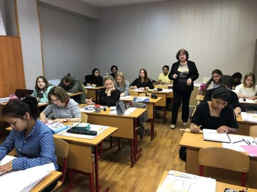 Студенты 2 курса ДПИНП и доцент кафедры ДПИ Г.П. Московская на занятиях по дисциплине Пропедевтика
