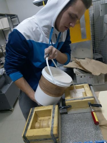 студент 4 курса технологического отделения Павел Лаврентьев проходит производственную практику в ООО Керамика Гжели