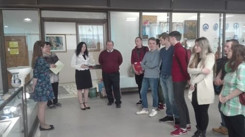 ФОТО 1 -заведующий кафедрой Борисова О.В. напуствует студентов кафедры ТиОУ на посещение музея ГГУ