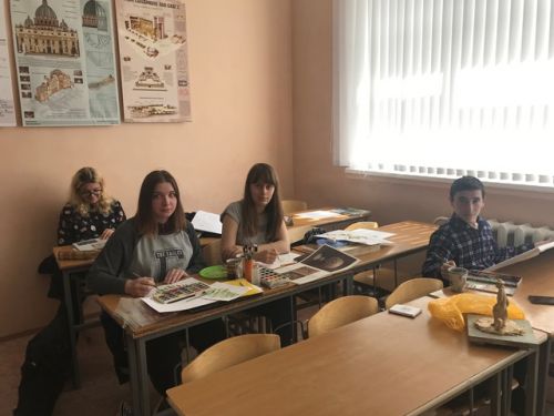 Анна Бирюкова, Юлия Волчкова, Алена Албычева и Алексей Баранов на занятиях по дисциплине Проектирование