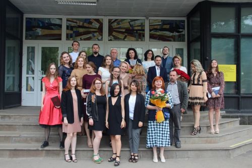 1_Выпускники направления Дизайн со своими преподавателями