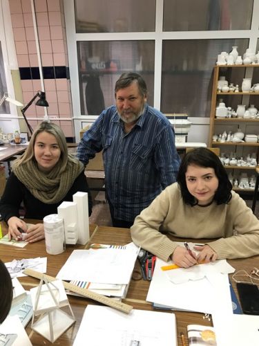 Профессора кафедры ДПИ А.В. Котышов и студентки 4 курса ДПИНП