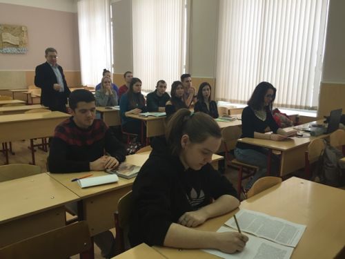3 Студенты внимательно смотрят, чем можно дополнить докладчиков
