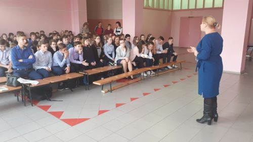 К.Ф.Н.,доцент кафедры иностранных языков и речевой коммуникации Кузина О.В. выступает перед старшеклассниками.