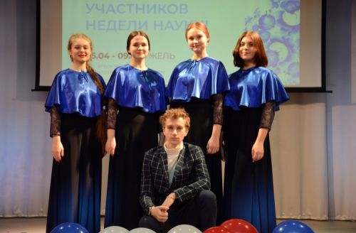 студенты отделения культуры и искусства во время открытия недели науки в ГГУ 2021 год